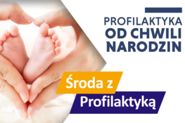 Zdjęcie przedstawia dłonie ułożone w kształt serca z tekstem "Profilaktyka od chwili narodzin" oraz "Środa z Profilaktyką" na tle pastelowych barw.