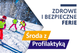 Trzy osoby w kolorowych strojach narciarskich zjeżdżają na nartach po zaśnieżonym stoku, w tle ośnieżone drzewa i niebieskie niebo. Tekst: "Zdrowe i bezpieczne ferie - Środa z Profilaktyką".