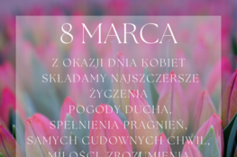 Opis alternatywny: Grafika z życzeniami na Dzień Kobiet, z tekstem "8 marca Z okazji dnia kobiet składamy najszczersze życzenia spokoju ducha, spełnienia marzeń, samych cudownych chwil, miłości i zrozumienia" na tle różowych tulipanów.