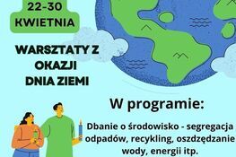 Plakat z okazji Dnia Ziemi przedstawiający parę trzymającą sadzonkę i butelkę z recyklingu, globus w tle, informacje o programie ekologicznym.