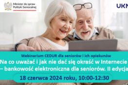 Starsze małżeństwo używa laptopa, z uśmiechami patrzy na ekran. Reklama webinarium dla seniorów o bezpiecznym korzystaniu z bankowości internetowej.