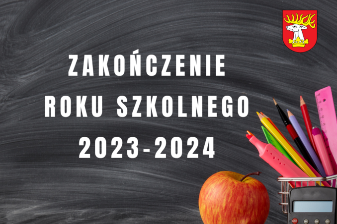Alternatywny opis: Czarna tablica z napisem "Zakończenie roku szkolnego 2023-2024" w białych literach, z herbem w prawym górnym rogu. Przed tablicą znajdują się przybory szkolne - zeszyty, kalkulator, ołówki, jabłko oraz kredki.
