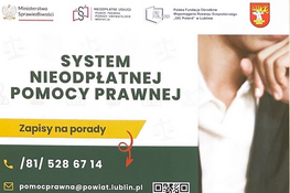 Plakat informacyjny z napisem "Rok nieodpłatnej pomocy prawnej", oferujący darmowe konsultacje i kontakt. W tle osoba pisząca na formularzu.