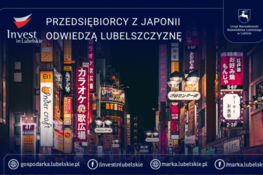 Alternatywny opis zdjęcia: Neonowe znaki i reklamy rozświetlają nocną ulicę w Japonii, zatłoczoną przez charakterystyczne japońskie słupy z ogłoszeniami i banerami.