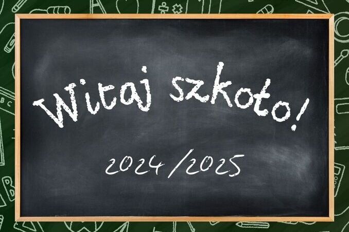 Tablica szkolna z napisem "Witaj szkoło! 2024/2025", otoczona rysunkami symboli edukacyjnych, jak książki i cyfry, na zielonym tle.