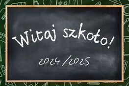 Tablica szkolna z napisem "Witaj szkoło! 2024/2025", otoczona rysunkami symboli edukacyjnych, jak książki i cyfry, na zielonym tle.