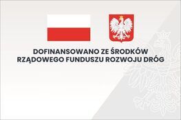 Opis alternatywny: Grafika z lewej strony zawierająca polską flagę - biały i czerwony poziomy pas. Po prawej stronie godło Polski z białym orłem w koronie na czerwonym tle. Poniżej napis: "Dofinansowano ze środków Rządowego Funduszu Rozwoju Dróg".