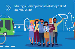 Alternatywny opis: Ilustracja przedstawia grupę radosnych ludzi na tle miejskiego krajobrazu z napisem "Strategia Rozwoju Ponadlokalnego LOM do roku 2030". W tle autobus, rowerzysta i elementy zielonej infrastruktury.