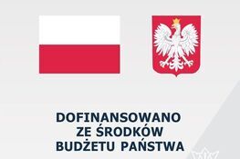 Biało-czerwona flaga Polski po lewej, obok herb Polski - biały orzeł w koronie na czerwonym tle. Poniżej napis: "Dofinansowano ze środków budżetu państwa".