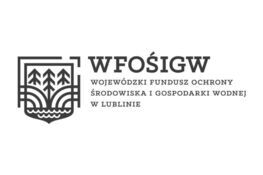 Logo WFOŚiGW w Lublinie. Zawiera stylizowany herb z drzewami i wodą, obok tekst: "Wojewódzki Fundusz Ochrony Środowiska i Gospodarki Wodnej w Lublinie". Utrzymane w odcieniach czerni i szarości.