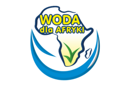 Logo przedstawia zarys kontynentu afrykańskiego z napisem "WODA dla AFRYKI" w kolorach niebieskim i żółtym. Pod konturem znajduje się niebieski półksiężyc, a wewnątrz konturu zielony symbol przypominający liść.