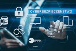 Na zdjęciu widoczna jest osoba w garniturze dotykająca holograficznego interfejsu. Wyświetlają się ikony związane z cyberbezpieczeństwem, takie jak kłódka, komputer, sieć i klucz, oraz napisy m.in. "CYBERBEZPIECZEŃSTWO".
