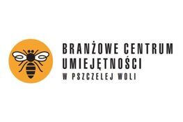 Logo Branżowego Centrum Umiejętności w Pszczelej Woli. Po lewej stronie pomarańczowe koło z rysunkiem pszczoły, po prawej czarny napis.
