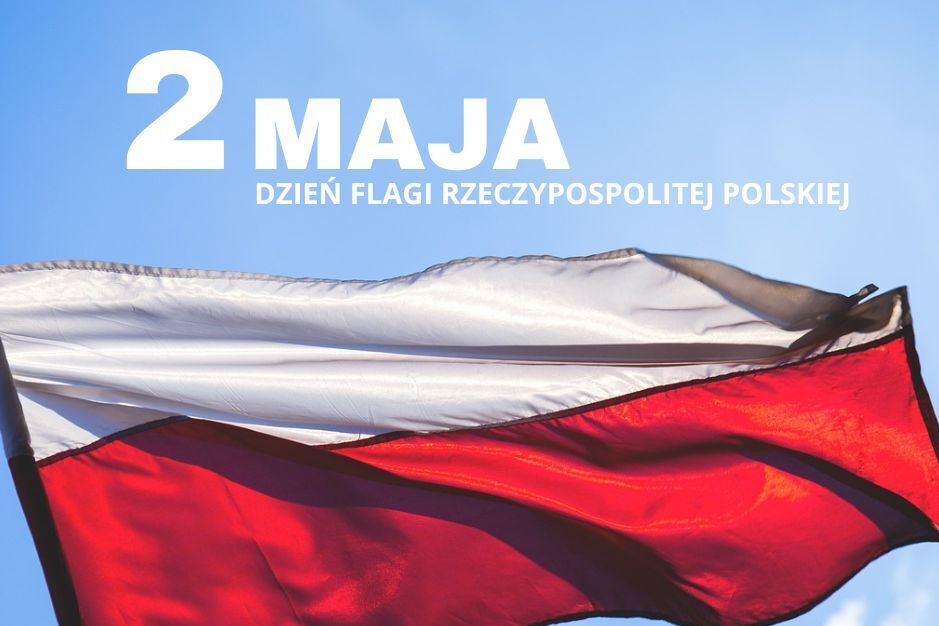 Polska flaga powiewająca na tle błękitnego nieba. Na górze napis: "2 maja Dzień Flagi Rzeczypospolitej Polskiej".