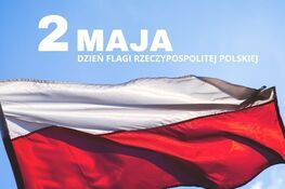 Polska flaga powiewająca na tle błękitnego nieba. Na górze napis: "2 maja Dzień Flagi Rzeczypospolitej Polskiej".