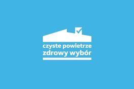 Białe logo na niebieskim tle przedstawia zarys domu z zaznaczeniem "czyste powietrze zdrowy wybór", symbolizując troskę o środowisko i zdrowy tryb życia.