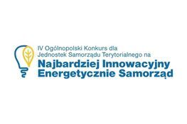Grafika przedstawia logo IV Ogólnopolskiego Konkursu dla Jednostek Samorządu Terytorialnego na Najbardziej Innowacyjny Energetycznie Samorząd. Po lewej stronie znak w kształcie żarówki.