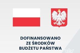 Plakat informujący o dofinansowaniu z budżetu państwa dla wynagrodzeń w jednostkach wspierania rodziny i pieczy zastępczej na lata 2024-2027. Podano kwotę dofinansowania i wartość inwestycji.