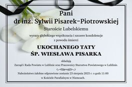Na czarnym tle widnieje nekrolog z białymi liliami. Wyrazy kondolencji dla Sylwii Pisarek-Piotrowskiej z powodu śmierci ojca. Informacja o nabożeństwie 23 sierpnia 2025 r. o 11:00 w Kościele Parafialnym w Niemcach.