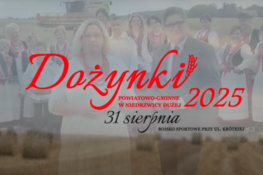 Na zdjęciu znajduje się grupa ludzi ubranych w tradycyjne stroje ludowe, stojąca na polu. W tle widać zespół muzyczny. Na zdjęciu jest też tekst zapraszający na dożynki, z datą i miejscem wydarzenia.