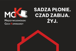 Plakat ostrzegający przed zagrożeniem pożarowym i czadem. Na czarnym tle biały napis „Sadza płonie. Czad zabija. Żyj.”. Czerwony symbol domu. U dołu apel: „Czyść kominy!”. Loga patronów na dole.