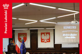 Na zdjęciu widoczni są uczestnicy siedzący w sali podczas rozstrzygnięcia konkursu fotograficzno-plastycznego. W tle widać flagi Polski i Unii Europejskiej oraz ekran z informacją o konkursie.