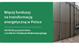 Budynki przemysłowe, w tym zbiorniki i rury, na tle szarego nieba. Po lewej stronie umieszczono tekst o pozyskaniu funduszy z Funduszu Modernizacyjnego na transformację energetyczną w Polsce.