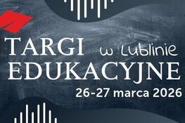 Mężczyzna w okularach i birecie udaje superbohatera, odsłaniając koszulę z literą T. Obok napis: "Targi Edukacyjne w Lublinie, 26-27 marca 2026". Tło przypomina tablicę szkolną z rysunkiem fali dźwiękowej.