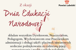 Kremowa kartka z akwarelowym bukietem kwiatów w tle i logo Powiatu Lubelskiego. Życzenia z okazji Dnia Edukacji Narodowej dla dyrektorów, nauczycieli i pracowników szkół od Starosty Lubelskiego Sylwii Pisarek-Piotrowskiej z Zarządem Powiatu.