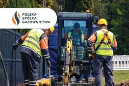 Okładka ulotki Polskiej Spółki Gazownictwa: trzech pracowników w kaskach i kamizelkach odblaskowych przy minikoparce kopiącej wąski wykop obok żółtych rur gazowych. Poniżej napis: Zgłoś prace i pracuj bezpiecznie.