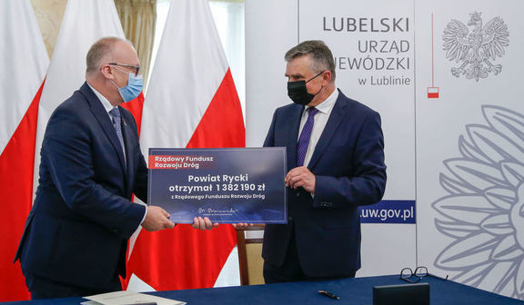 Starosta odbiera symboliczny czek dofinansowania