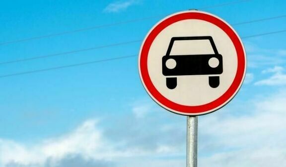 Znak zakazu wjazdu dla samochodów