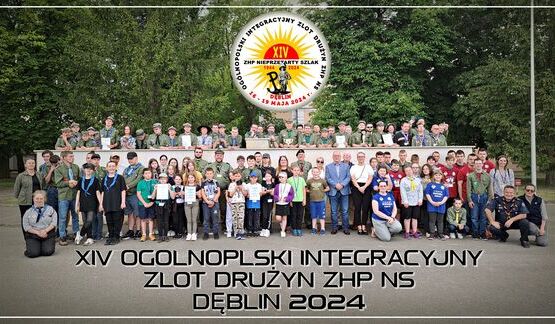 Grupa ludzi zgromadzona na zewnątrz dla wspólnego zdjęcia z okazji XIV Ogólnopolskiego Integracyjnego Zlotu Drużyn ZHP NS w Dęblinie 2024.