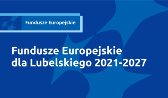 Grafika informacyjna z napisem "Fundusze Europejskie dla Lubelskiego 2021-2027" na niebieskim tle z abstrakcyjnym wzorem.