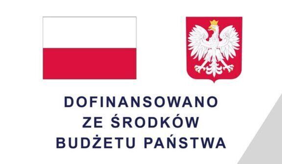 Zdjęcie przedstawia dokument z polskim godłem - białym orłem w koronie na czerwonym tle, z tekstem dotyczącym dofinansowania pracowników pomocy społecznej z budżetu państwa na rok 2024.