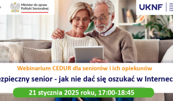 Na zdjęciu znajduje się para starszych ludzi siedzących razem na kanapie i patrzących na laptopa. U góry widnieją logotypy i zaproszenie na webinar dotyczący bezpieczeństwa seniorów w internecie, zaplanowany na 21 stycznia 2025 roku.