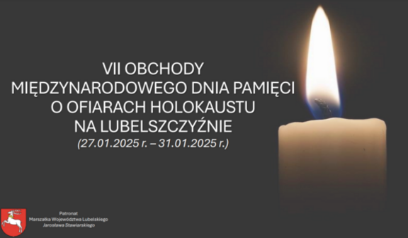 Na ciemnym tle zapalona świeca po prawej stronie. Po lewej stronie napis: "VII Obchody Międzynarodowego Dnia Pamięci o Ofiarach Holokaustu na Lubelszczyźnie (27.01.2025 r. – 31.01.2025 r.)". Na dole herb Lubelszczyzny.