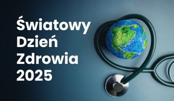 Grafika przedstawia ziemię obok stetoskopu, symbolizującą troskę o zdrowie naszej planety. Obok znajduje się napis: "Światowy Dzień Zdrowia 2025", na niejednolitym, niebiesko-zielonym tle.