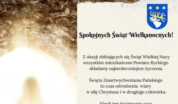 Postać wychodzi z groty oświetlonej naturalnym światłem. Obok umieszczono życzenia wielkanocne od przedstawicieli powiatu ryckiego. W tle znajduje się herb, a na dole sygnatura z datą: Wielkanoc 2025.