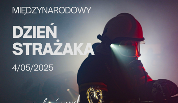 Strażak w hełmie i masce w zadymionym pomieszczeniu. Napis: "Międzynarodowy Dzień Strażaka 4/05/2025" oraz "Dziękujemy!" z rysunkiem serca.
