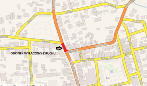 Mapa miasta z zaznaczonym na czerwono odcinkiem ulicy wyłączonym z ruchu. Obok czarna strzałka wskazująca na miejsce zamknięcia. Widoczne są sąsiednie ulice oznaczone na żółto.