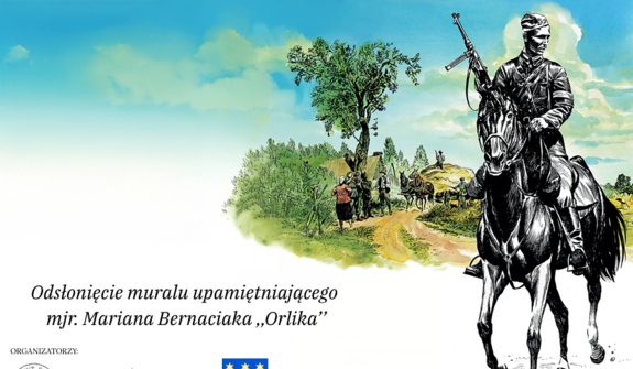 Plakat promujący odsłonięcie muralu mjr. Mariana Bernaciaka "Orlika". Na pierwszym planie żołnierz na koniu, w tle pejzaż. Logo organizatorów na dole: Instytut Pamięci Narodowej, Biuro Przystanków Historia, Powiat Rycki.