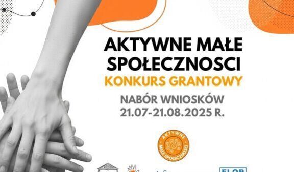 Ręce uniesione do góry na tle plakatu promującego konkurs grantowy "Aktywne Małe Społeczności". Na plakacie znajdują się logotypy organizacji oraz daty naboru: 21.07-21.08.2025.