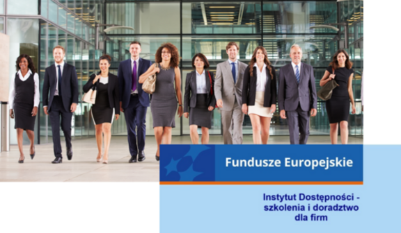 Grupa biznesmenów i bizneswomen idzie przez nowoczesny budynek. Na dole grafika z napisem "Fundusze Europejskie - Instytut Dostępności - szkolenia i doradztwo dla firm".