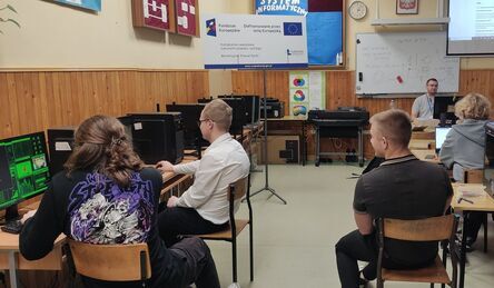 Uczniowie Zespołu Szkół Zawodowych nr 1 w Dęblinie biorą udział w szkoleniu „Programowanie i obsługiwanie procesu druku 3D” w ramach projektu „Kształcenie zawodowe sukcesem powiatu ryckiego”.