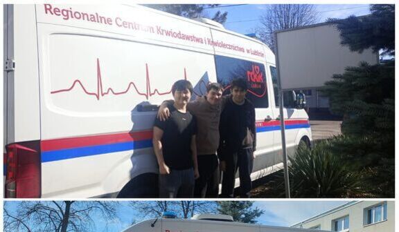 Grupa osób stoi przed białym samochodem z czerwono-niebieskimi paskami i napisem "Regionalne Centrum Krwiodawstwa i Krwiolecznictwa w Lublinie".