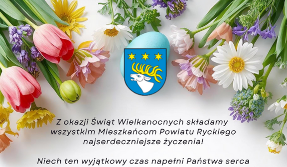 Grafika z życzeniami wielkanocnymi. Wiosenne kwiaty otaczają tekst życzeń od władz Powiatu Ryckiego na tle zieleni. Centralnie umieszczony herb powiatu oraz podpisy starostów i przewodniczącej rady.