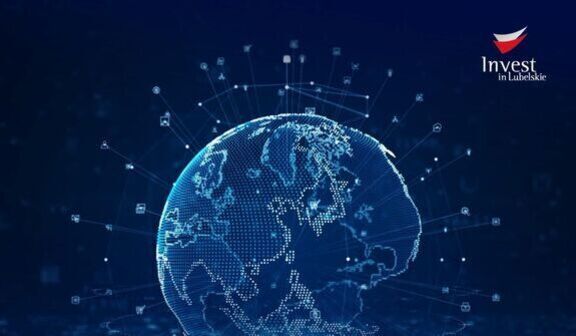 Cyfrowa grafika przedstawiająca kulę ziemską z połączeniami sieciowymi na ciemnym tle. Na dole znajdują się loga i tekst dotyczący bazy marketingowej przedsiębiorców oraz hasztagi i ikony mediów społecznościowych.