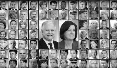 Czarno-białe zdjęcie przedstawia mozaikę portretów wielu osób, w tym wyraźniejsze zdjęcia dwóch osób na pierwszym planie. Inne twarze są rozmieszczone wokół w mniejszych kadrach.