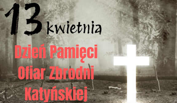 Na tle lasu widać jasny, świecący krzyż. Na górze czarnym tekstem napisane jest "13 kwietnia". Poniżej czerwony napis informuje o Dniu Pamięci Ofiar Zbrodni Katyńskiej.